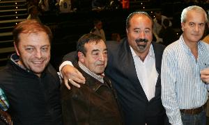 Paco Caste, Ricardo Magno y Mariano Román, directivos del Salmantino, junto al exunionista Cefe. :: almeida