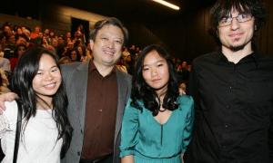 David Gómez (derecha) junto a dos de las protagonistas del documental y el embajador de China. / Almeida