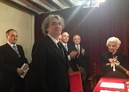 Marcos recibe el aplauso de los académicos. / R. GÓMEZ