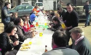 Tanto mayores como pequeños disfrutaron de la festividad de San Blas con una comida a base del típico calderillo bejarano. / T. Navarro