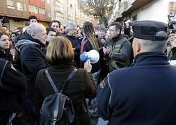 Concentración ayer, ante la comisaría de la Calle Gerona por los detenidos en la Parrilla de San Lorenzo./ R. Otazo