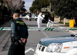 Agentes de la Guardia Civil en la urbanización Valdecabañas de Boadilla del Monte, en el lugar donde se produjo la agresión a la mujer y a la hija del periodista deportivo Paco González. / Carlos Hidalgo-Efe