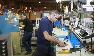 Trabajo en la planta Phillips Indal de Valladolid. / EL NORTE