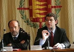 León de la Riva y Fernández Mañueco, en ese momento consejero de Presidencia de la Junta, en noviembre de 2005. / H. Sastre