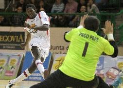 Bingyoba, durante un partido anterior del Segovia Futsal. / Antonio Tanarro