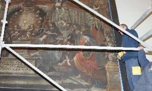 Desmontaje del cuadro 'Apoteosis de la Eucaristía', en la sacristía de la iglesia de San Miguel. / HENAR SASTRE