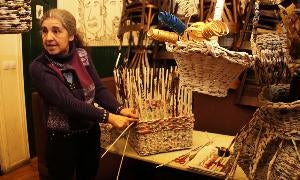 Isabel Martín muestra uno de los trabajos en su papel, elaborado con papel reciclado. / J. H.