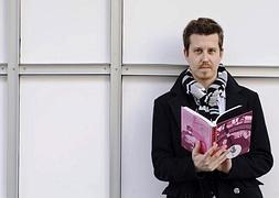 Doc Pastor posa con su libro, ayer en Valladolid. / N. G.-EFE