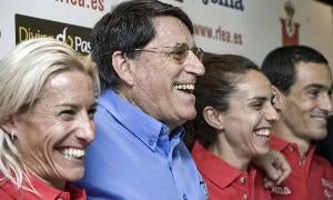 El presidente de la Federación Española de Atletismo, José María Odriozola (c), junto a Marta Domínguez (i), Nuria Fernández y Jesús España. / Emilio Naranjo-EFE