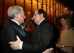 El presidente del Grupo Promecal, Antonio Miguel Méndez Pozo, saluda al presidente de la Junta, Juan Vicente Herrera, a su llegada a la gala 25 aniversario de la Agencia Ical. Junto a ellos, la consejera de Cultura, Alicia García