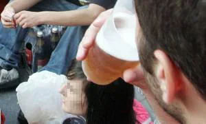 Jóvenes en un botellón, una de las actividades que más quejas genera. / El Norte