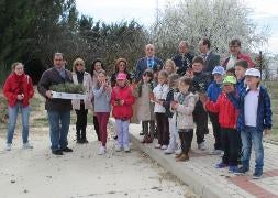 Responsables de la Diputación, con escolares de Villalobón. / El Norte