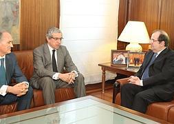 El presidente de Caja España- Duero, Evaristo del Canto; el presidente de Unicaja, Braulio Medel, y el presidente de la Junta de Castilla y León, Juan Vicente Herrera, durante la reunión que mantuvieron en la Junta en 2012. / H. Sastre