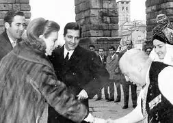 Cándido, el mesonero, recibe a los reyes de Grecia, Constantino y Ana María, en presencia del gobernador civil de Segovia, Adolfo Suárez. Es 7 de enero de 1969 y Suárez acaba de conocer a los príncipes de España, Juan Carlos y Sofía, que también están presentes. / Mesón de Cándido