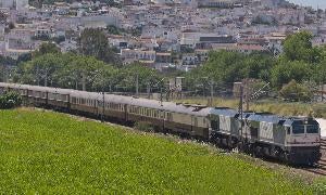 El Al Ándalus, en marcha, tirada por una máquina diésel. / EL NORTE