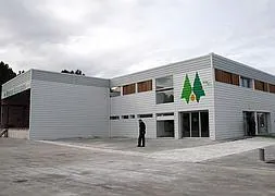 Instalaciones de la empresa Resinas Naturales, en el polígono de Cuéllar (Segovia). / M. Rico