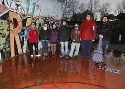 Algunos de los jóvenes que pelean por recuperar el espacio cultural junto a una de las paredes del anfiteatro. / G. Villamil