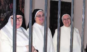 Hermanas de la orden dominicana del Monasterio de Nuestra Señora de la Consolación tras la reja del salón donde reciben las visitas. / Jorge Holguera