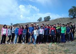 Estudiantes de ESO de Fuentesaúco (Zamora) reforestan el pueblo con quejigos micorrizados con trufa. / Ical