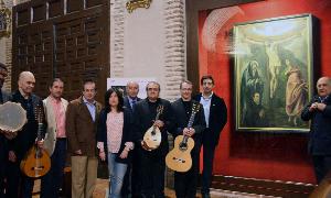 Integrantes de Altisidora, representantes municipales y de la Diputación, ante el cuadro de El Greco en Martín Muñoz de las Posadas. / El Norte