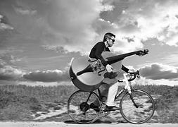 Nigel Benson, con el contrabajo a lomos de su bicicleta. / NACHO CARRETERO