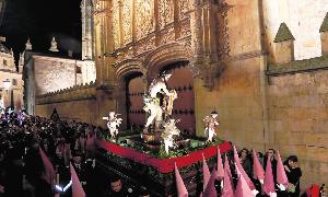 La talla del Jesús Flagelado a su paso por la fachada del edificio histórico de la Universidad de Salamanca. / Almeida