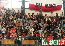 Grada del polideportivo de Nava de la Asunción. / A. De Torre