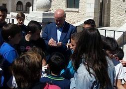 Vicente del Bosque firma autógrafos a algunos fans a la puerta del museo. | Agapito Ojonegros