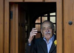 Gabriel García Márquez saluda a la prensa en la puerta de su casa de México el 6 de marzo de 2014, día que cumplió 87 años. / Yuri Cortez-AFP