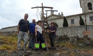 Vecinos rehabilitando los olmos de la escarpada de Las Calzadas en Castrodeza./ Laura Negro