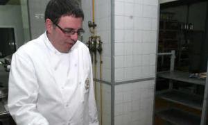 Julian Duque en un curso de cocina que organizó El Norte de Castilla en el restaurante La Floresta de Segovia. / Antonio de Torre