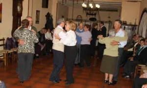 Parejas bailando en el Club de Jubilados de Baltanás. / Luis A. Curiel