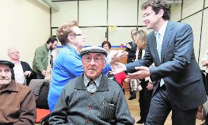 Mañueco saluda a una persona mayor en su visita a las instalaciones de Azvase. / Almeida