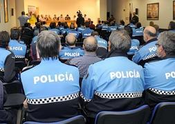 Grupo de policias locales de Valladolid que asistieron ayer a la presentación de la plataforma./ Ricardo Otazo