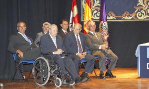 Rafael Vázquez Sedano, primero por la izquierda en la fila de delante, en el homenaje a varios alcaldes en la celebración del Día de la Provincia de 2012. / Merche de la Fuente