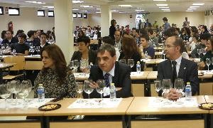 La consejera Silvia Clemente, el director general de El Norte, Ignacio Pérez, y el rector de la UEMC, Martín J. Fernández Antolín, durante la cata de las jornadas Juventud Di-vino Tesoro. / Ramón Gómez