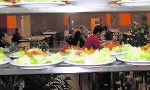 Varias personas comen en un comedor universitario de la comunidad. / El Norte