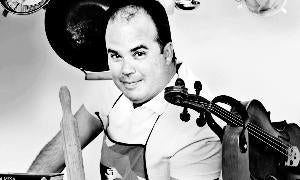 Néstor está orgulloso de su amplia biblioteca culinaria. / NACHO CARRETERO