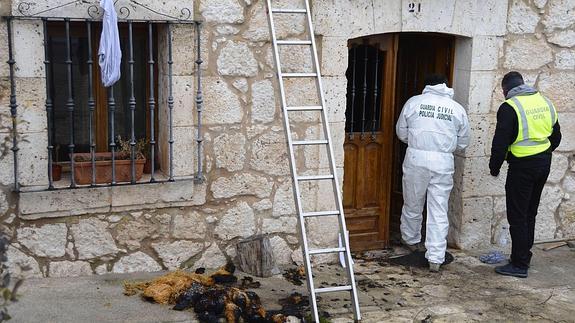 Investigadores de la Guardia Civil acceden al interior de la casa.