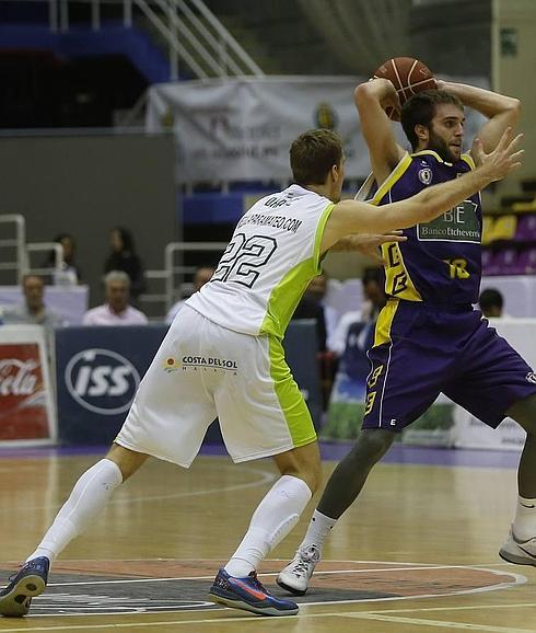 Iván Martínez intenta un pase.