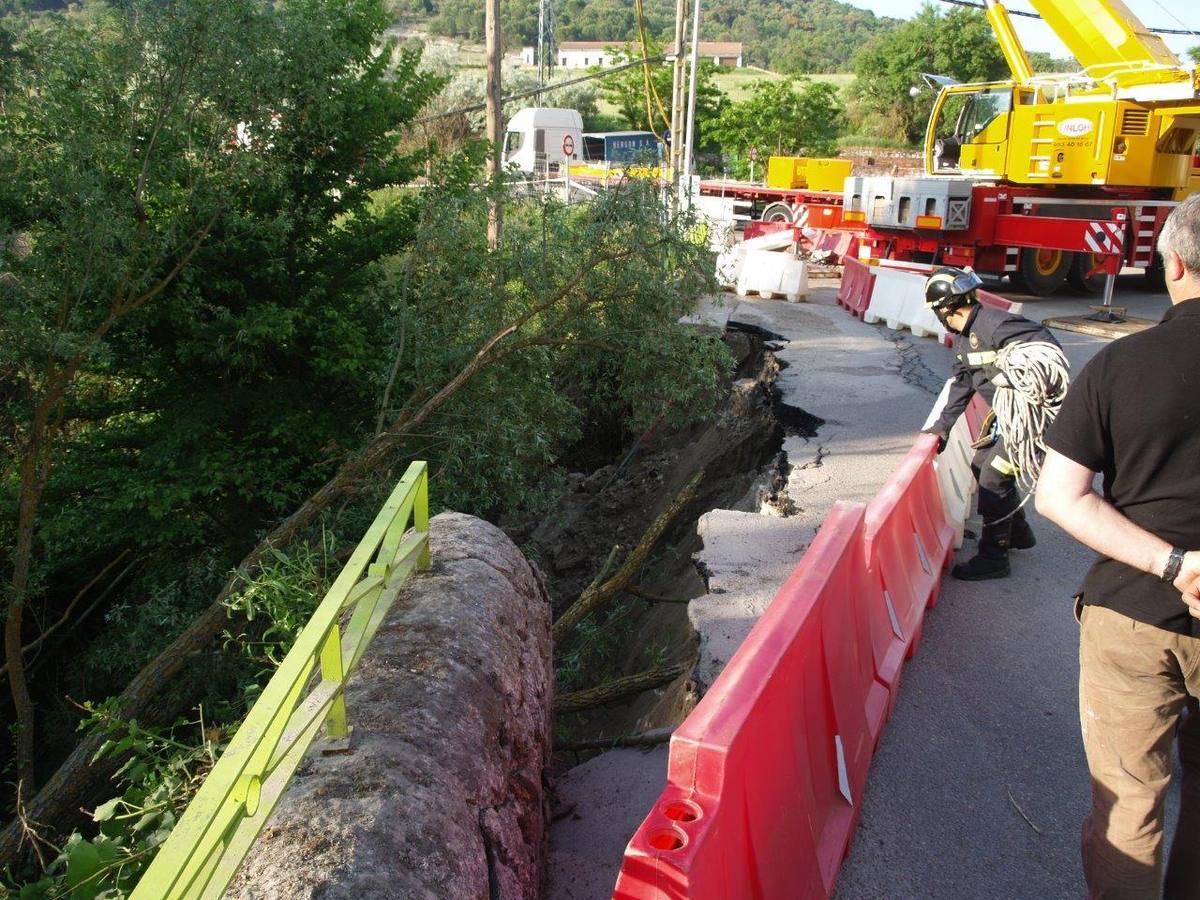 Retirada de la pala excavadora que se encontraba sobre el puente. 