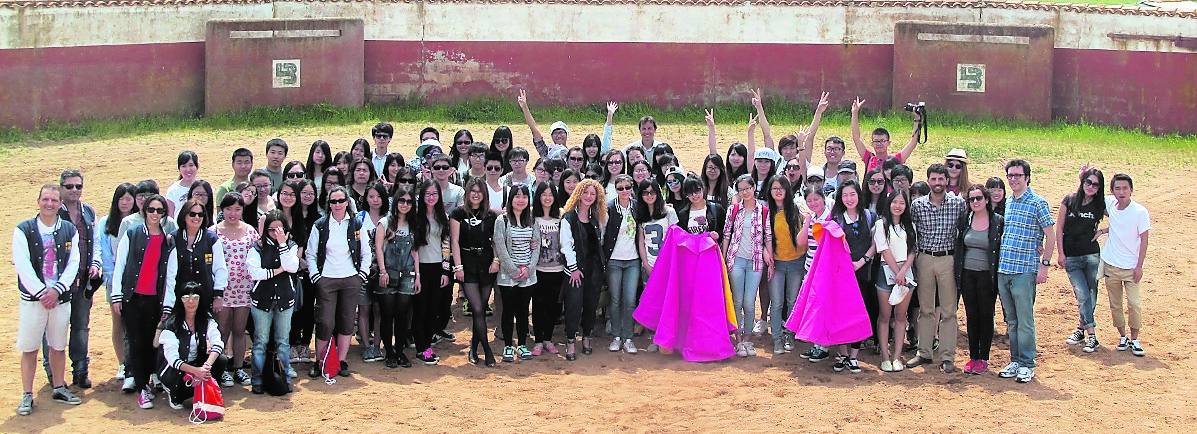 Los estudiantes chinos, durante la fiesta campera celebrada en la finca El Vecino. 