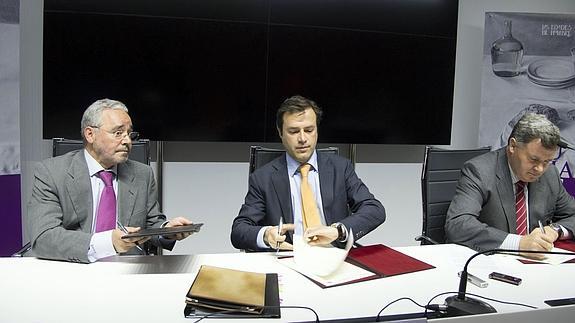 Gonzalo Jiménez, Javier Ramírez y Enrique Pascual, durante la firma.