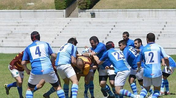 Partido de rugby entre los equipos Academia de Caballería de Valladolid (de azul) y Escuela de Montaña de Jaca en el I Campeonato Militar celebrado en la Ciudad Universitaria de Madrid