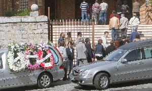 Entrada al funeral oficiado este lunes por la tarde en los Padres Misioneros de Segovia. / El Norte