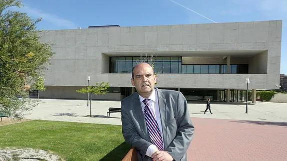 El profesor Calonge posa ante la sede de las Cortes de Castilla y León. 