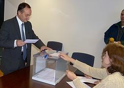 Daniel Miguel, candidato a rector, vota en la UVa./ A. G. Encinas