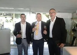 Foto de Raúl Gómez, gerente de Bodega de Hijos de Marcos Gómez brindando junto a los organizadores del certamen.