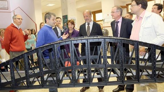 Los profesores muestran al alcalde la réplica del Puente Colgante. 