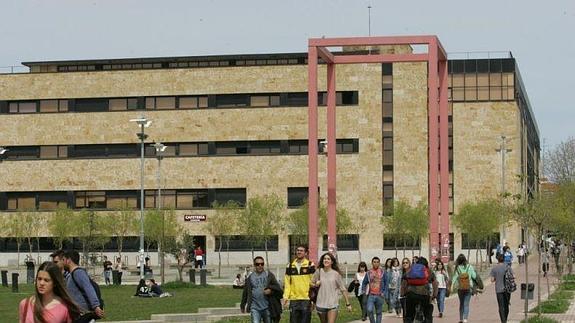 Varios alumnos de la Universidad transitan por el campus.Almeida